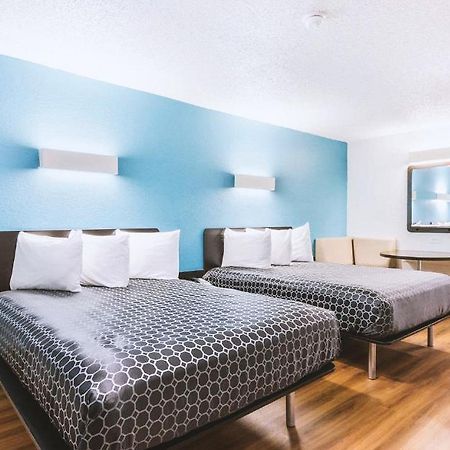 Sky Palace Inn & Suites By Jasper Beeville Экстерьер фото