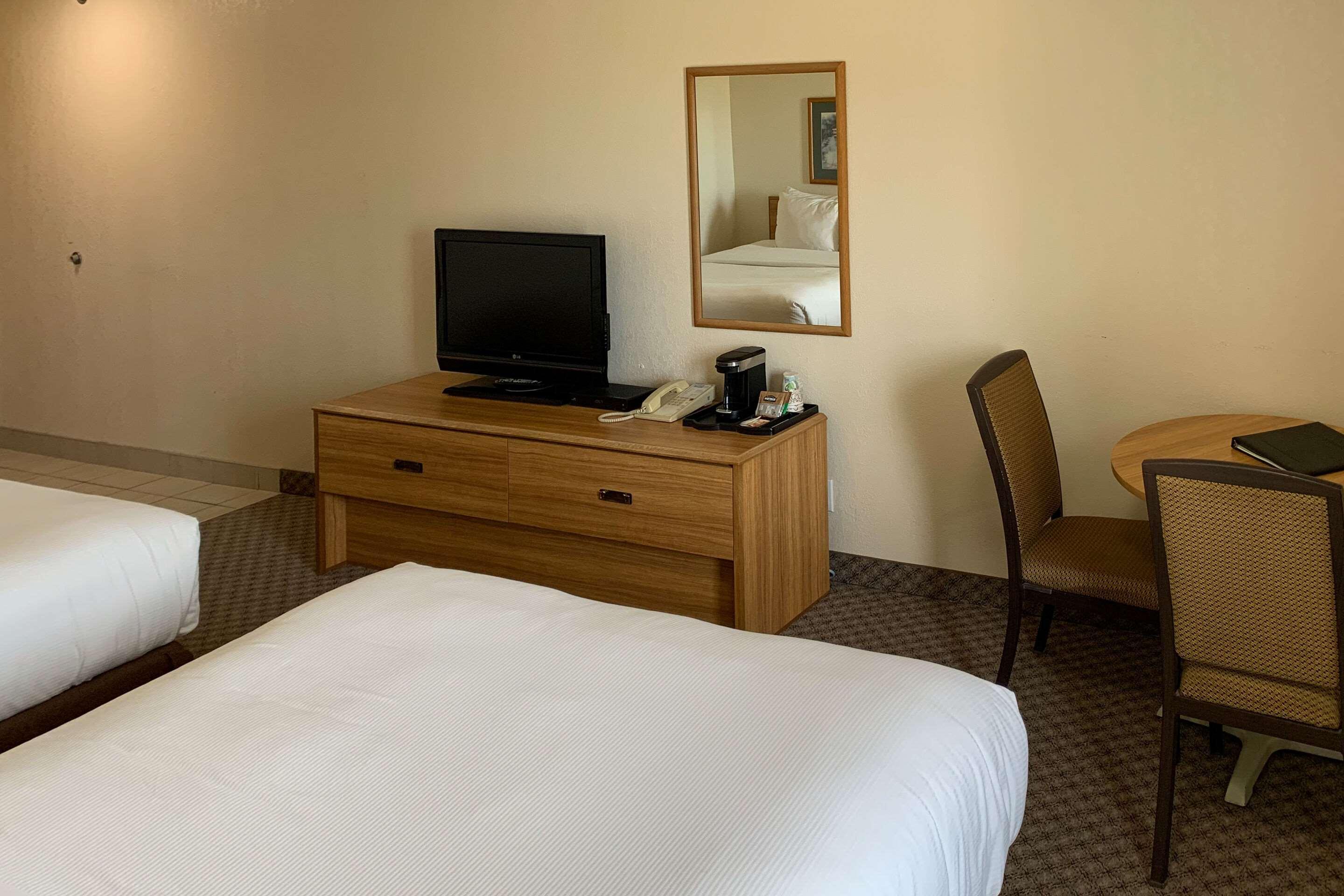 Sky Palace Inn & Suites By Jasper Beeville Экстерьер фото