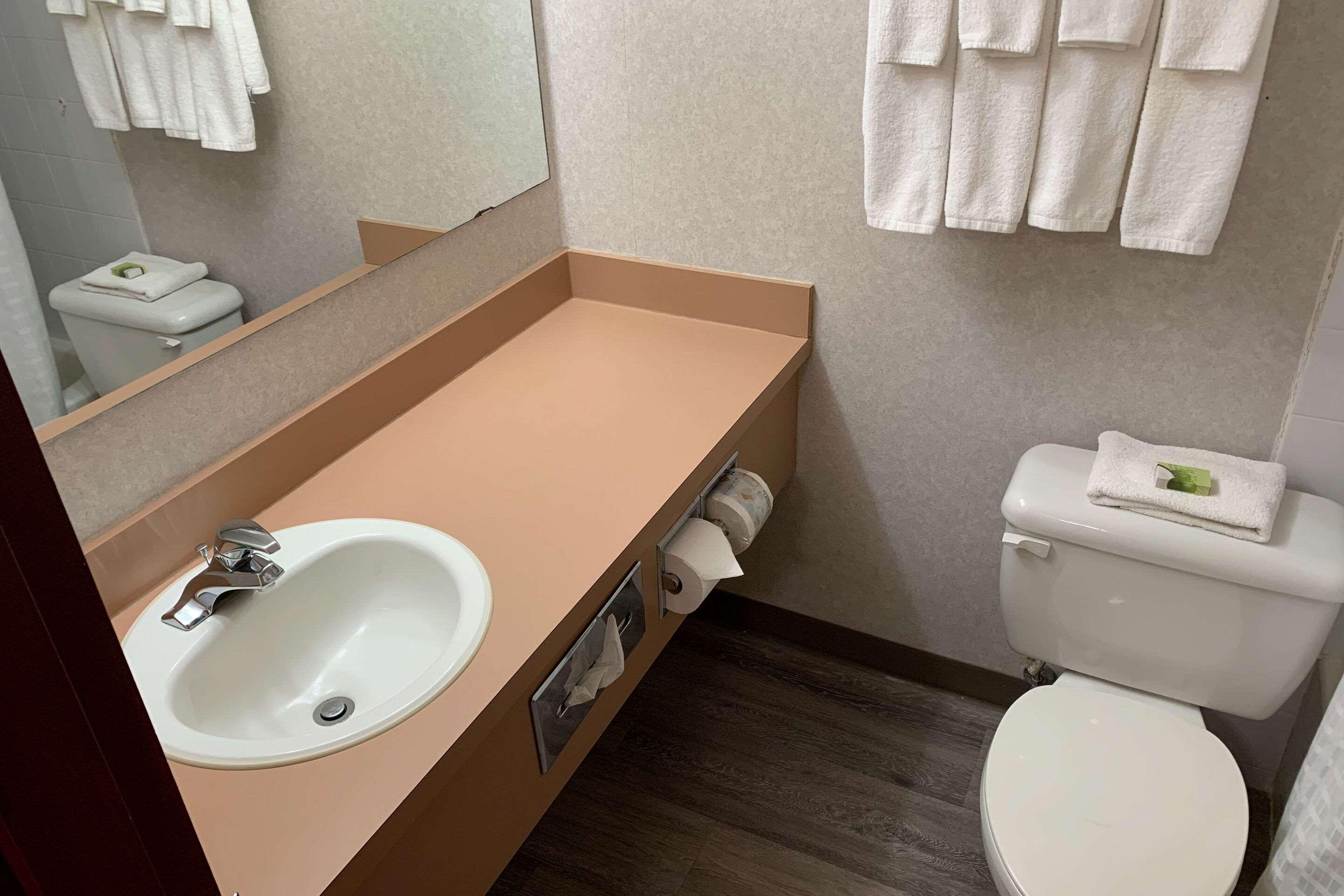 Sky Palace Inn & Suites By Jasper Beeville Экстерьер фото