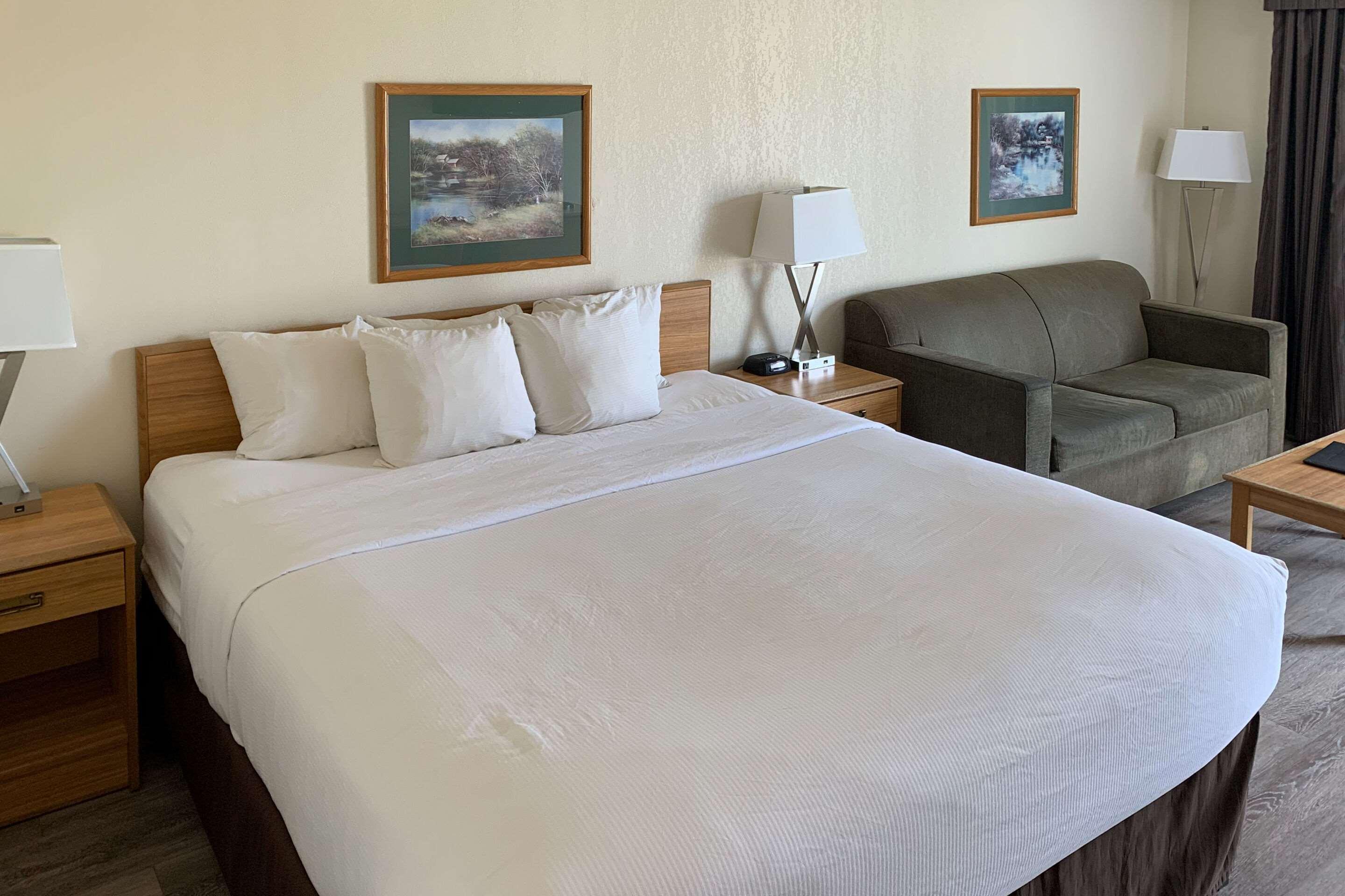 Sky Palace Inn & Suites By Jasper Beeville Экстерьер фото