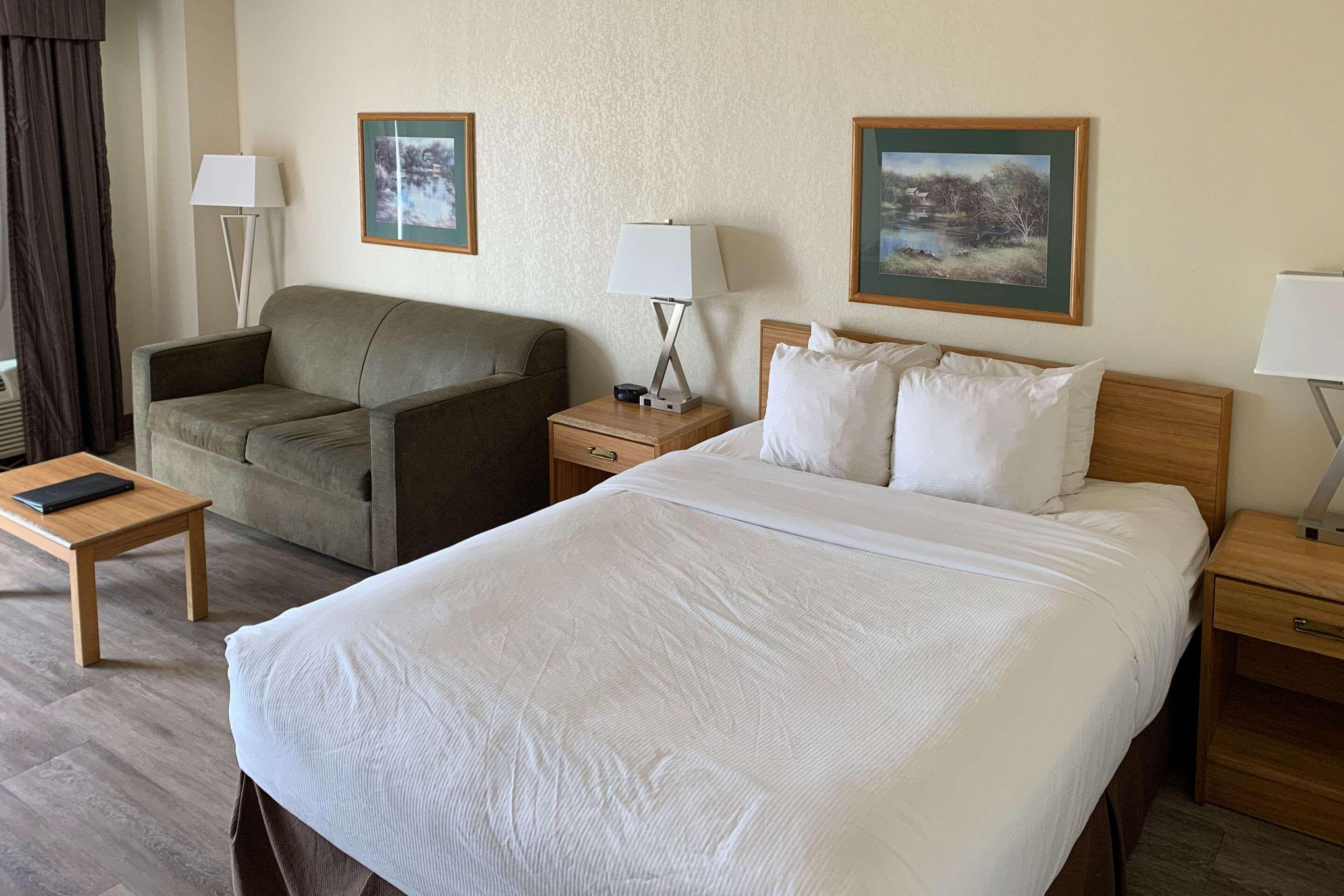 Sky Palace Inn & Suites By Jasper Beeville Экстерьер фото