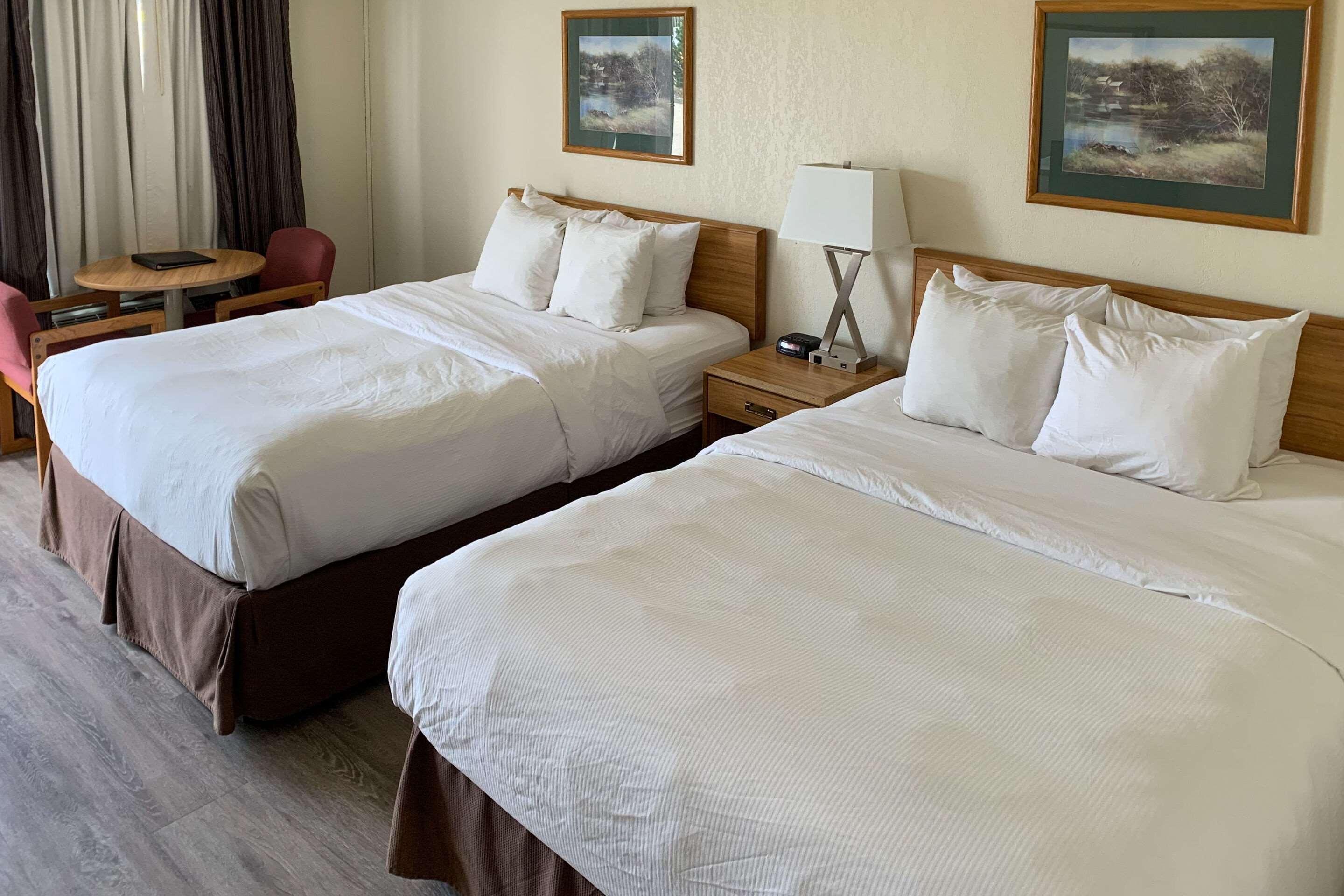 Sky Palace Inn & Suites By Jasper Beeville Экстерьер фото