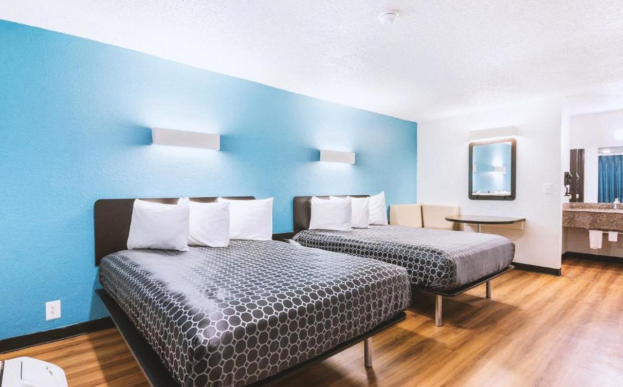 Sky Palace Inn & Suites By Jasper Beeville Экстерьер фото