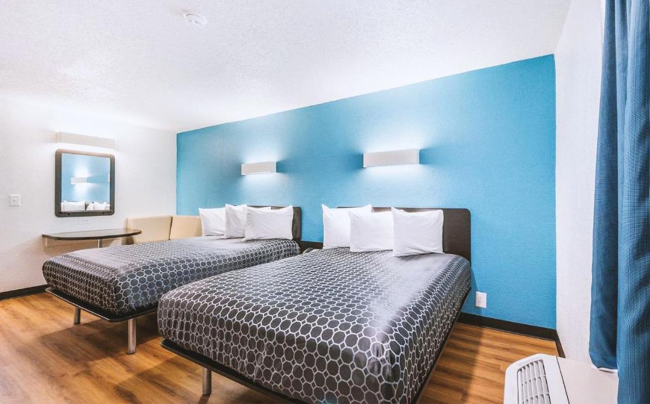 Sky Palace Inn & Suites By Jasper Beeville Экстерьер фото