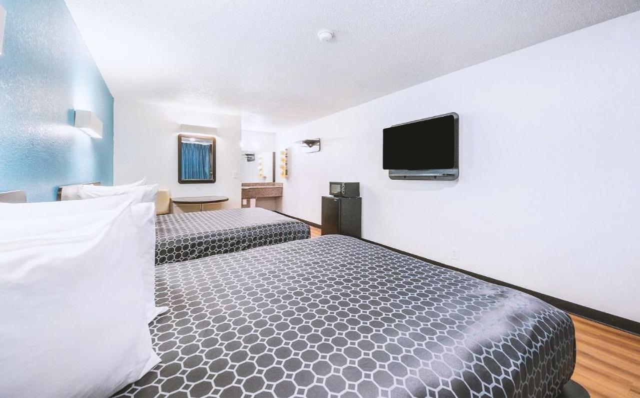 Sky Palace Inn & Suites By Jasper Beeville Экстерьер фото