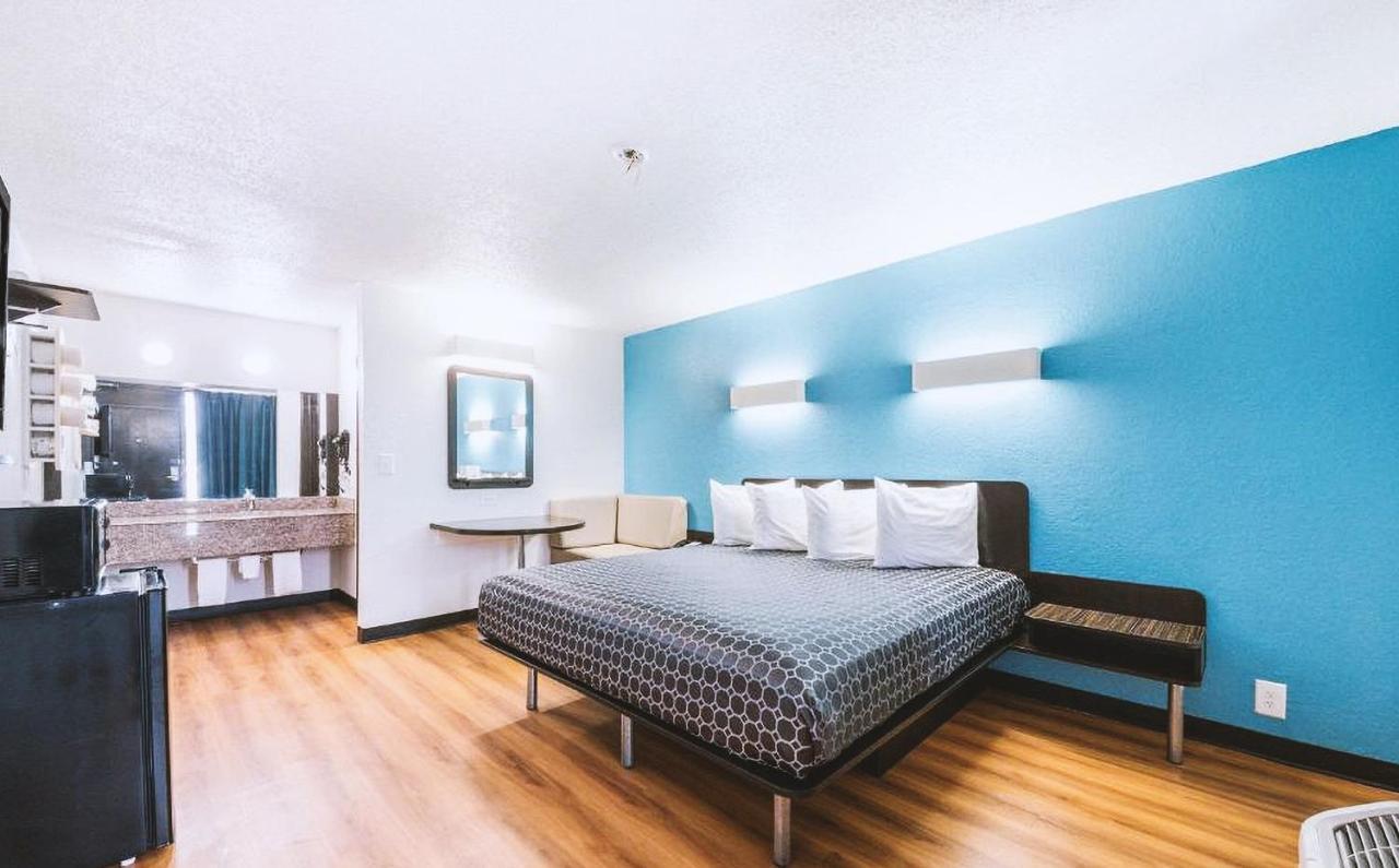 Sky Palace Inn & Suites By Jasper Beeville Экстерьер фото