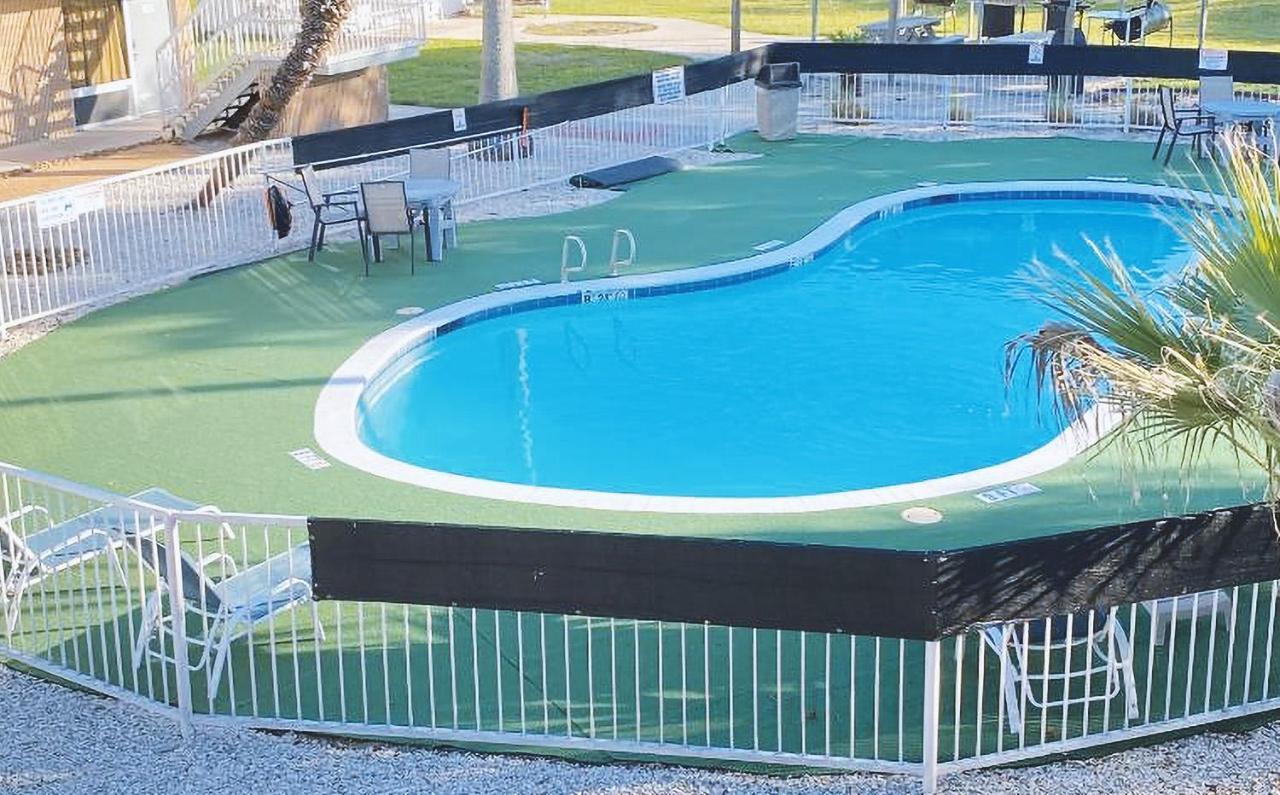 Sky Palace Inn & Suites By Jasper Beeville Экстерьер фото