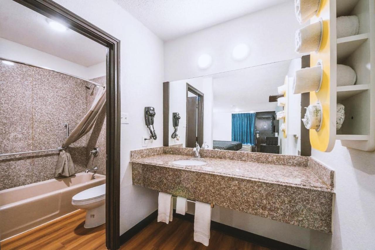 Sky Palace Inn & Suites By Jasper Beeville Экстерьер фото
